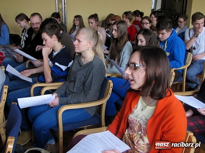 Zdjęcie w galerii na portalu naszraciborz.pl: Potęga muzyki w RCK. Ruszyły warsztaty wokalne z fenomenalnym instruktorem wiadomości z regionu
