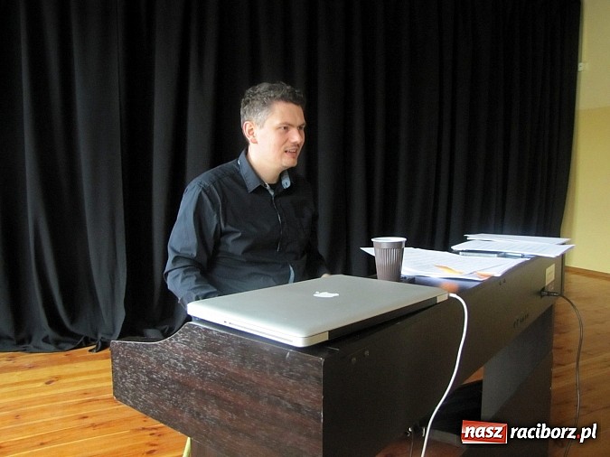 Zdjęcie w galerii na portalu naszraciborz.pl: Potęga muzyki w RCK. Ruszyły warsztaty wokalne z fenomenalnym instruktorem wiadomości z regionu