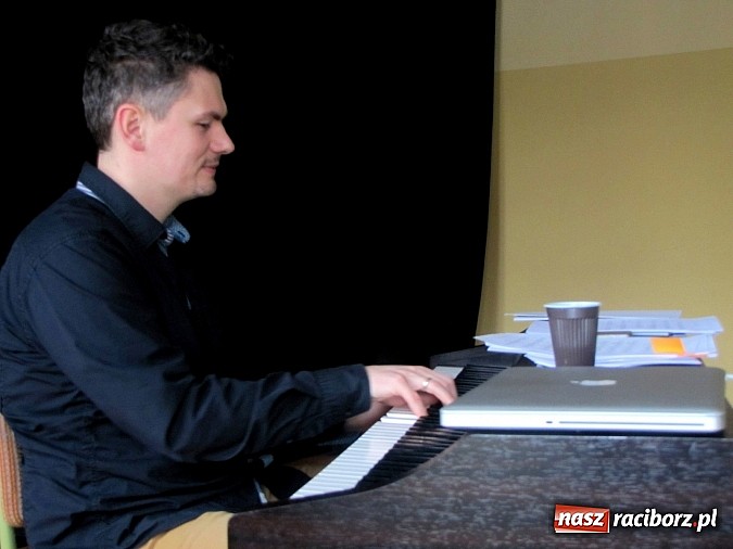 Zdjęcie w galerii na portalu naszraciborz.pl: Potęga muzyki w RCK. Ruszyły warsztaty wokalne z fenomenalnym instruktorem wiadomości z regionu