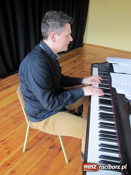 Zdjęcie w galerii na portalu naszraciborz.pl: Potęga muzyki w RCK. Ruszyły warsztaty wokalne z fenomenalnym instruktorem wiadomości z regionu