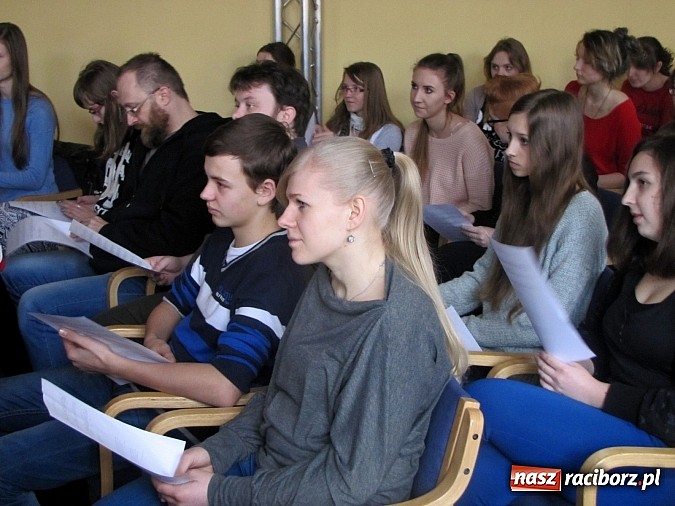 Zdjęcie w galerii na portalu naszraciborz.pl: Potęga muzyki w RCK. Ruszyły warsztaty wokalne z fenomenalnym instruktorem wiadomości z regionu