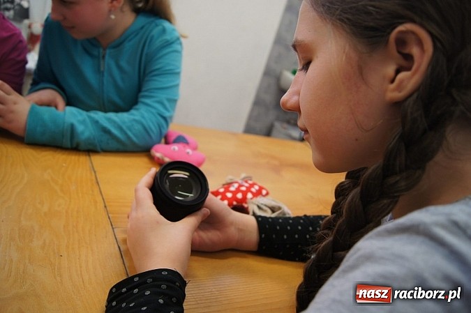 Zdjęcie w galerii na portalu naszraciborz.pl: Dzieci w Nędzy w ferie się nie nudzą: uczyły się fotografii wiadomości z regionu