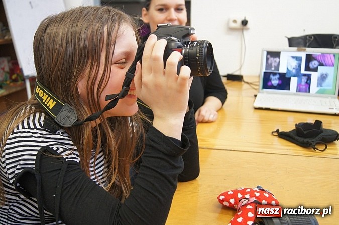 Zdjęcie w galerii na portalu naszraciborz.pl: Dzieci w Nędzy w ferie się nie nudzą: uczyły się fotografii wiadomości z regionu