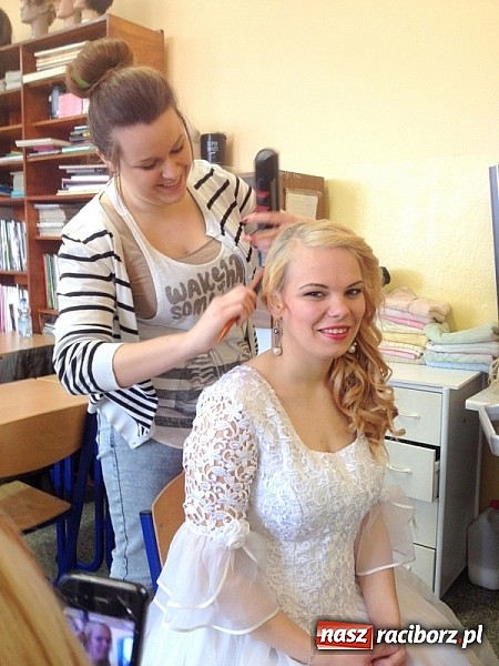 Zdjęcie w galerii na portalu naszraciborz.pl: Warsztaty fryzjerskie w ZSZ wiadomości z regionu