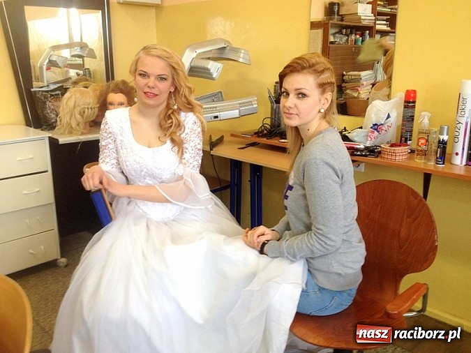 Zdjęcie w galerii na portalu naszraciborz.pl: Warsztaty fryzjerskie w ZSZ wiadomości z regionu