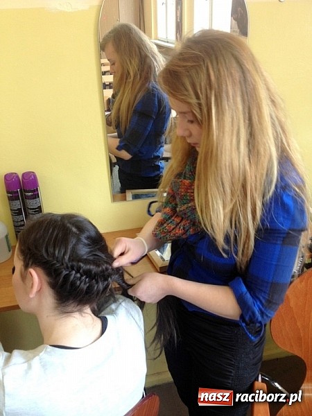 Zdjęcie w galerii na portalu naszraciborz.pl: Warsztaty fryzjerskie w ZSZ wiadomości z regionu