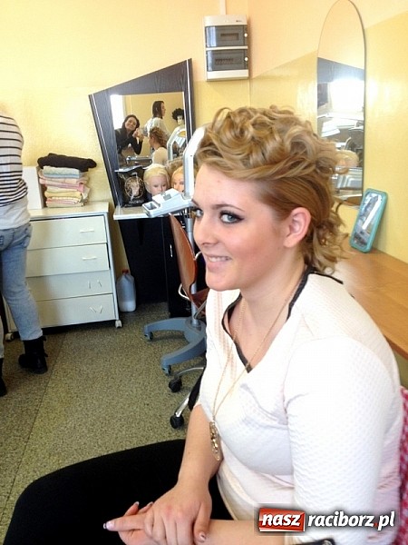 Zdjęcie w galerii na portalu naszraciborz.pl: Warsztaty fryzjerskie w ZSZ wiadomości z regionu