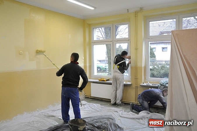 Zdjęcie w galerii na portalu naszraciborz.pl: Wychowankowie poprawczaka pomogli w remoncie ZSO w Rudniku wiadomości z regionu