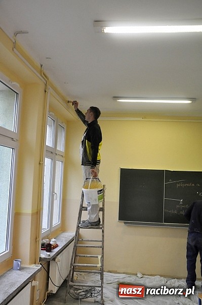 Zdjęcie w galerii na portalu naszraciborz.pl: Wychowankowie poprawczaka pomogli w remoncie ZSO w Rudniku wiadomości z regionu