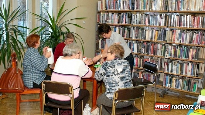 Zdjęcie w galerii na portalu naszraciborz.pl: Grey contra Remarque na spotkaniu Dyskusyjnego Klubu Książki wiadomości z regionu