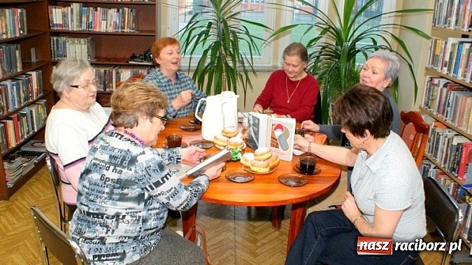 Zdjęcie w galerii na portalu naszraciborz.pl: Grey contra Remarque na spotkaniu Dyskusyjnego Klubu Książki wiadomości z regionu