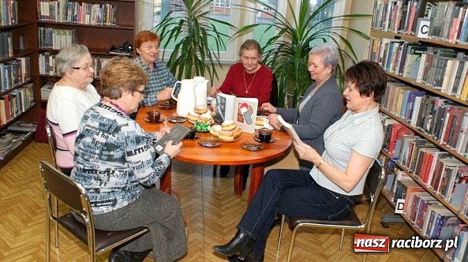 Zdjęcie w galerii na portalu naszraciborz.pl: Grey contra Remarque na spotkaniu Dyskusyjnego Klubu Książki wiadomości z regionu