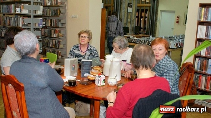 Zdjęcie w galerii na portalu naszraciborz.pl: Grey contra Remarque na spotkaniu Dyskusyjnego Klubu Książki wiadomości z regionu