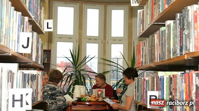 Zdjęcie w galerii na portalu naszraciborz.pl: Grey contra Remarque na spotkaniu Dyskusyjnego Klubu Książki wiadomości z regionu