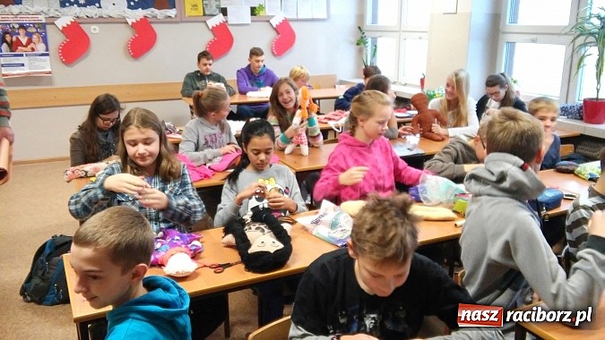 Zdjęcie w galerii na portalu naszraciborz.pl: Uczniowie tworkowskiego ZSO przyłączyli się do akcji UNICEF! Zebrali aż 930 złotych wiadomości z regionu