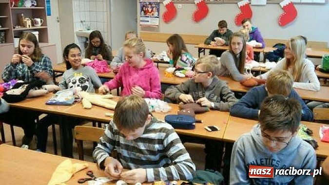 Zdjęcie w galerii na portalu naszraciborz.pl: Uczniowie tworkowskiego ZSO przyłączyli się do akcji UNICEF! Zebrali aż 930 złotych wiadomości z regionu