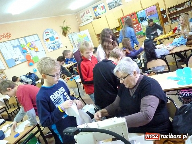 Zdjęcie w galerii na portalu naszraciborz.pl: Uczniowie tworkowskiego ZSO przyłączyli się do akcji UNICEF! Zebrali aż 930 złotych wiadomości z regionu