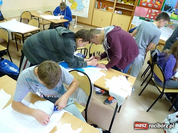 Zdjęcie w galerii na portalu naszraciborz.pl: Uczniowie tworkowskiego ZSO przyłączyli się do akcji UNICEF! Zebrali aż 930 złotych wiadomości z regionu