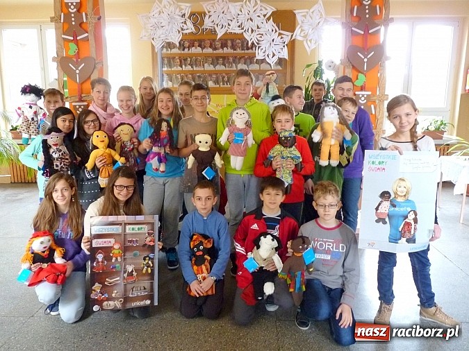 Zdjęcie w galerii na portalu naszraciborz.pl: Uczniowie tworkowskiego ZSO przyłączyli się do akcji UNICEF! Zebrali aż 930 złotych wiadomości z regionu