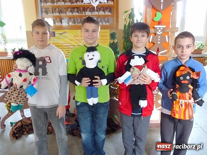 Zdjęcie w galerii na portalu naszraciborz.pl: Uczniowie tworkowskiego ZSO przyłączyli się do akcji UNICEF! Zebrali aż 930 złotych wiadomości z regionu