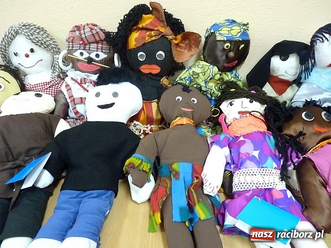 Zdjęcie w galerii na portalu naszraciborz.pl: Uczniowie tworkowskiego ZSO przyłączyli się do akcji UNICEF! Zebrali aż 930 złotych wiadomości z regionu