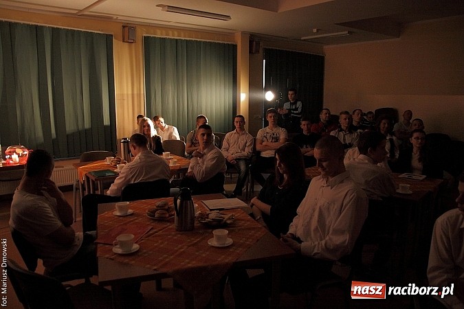 Zdjęcie w galerii na portalu naszraciborz.pl: Wiecz&oacute;r poezji, czyli dzień zakochanych w poprawczaku wiadomości z regionu