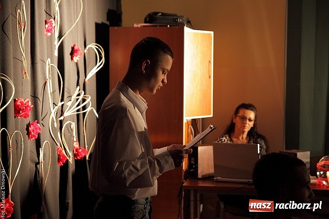 Zdjęcie w galerii na portalu naszraciborz.pl: Wiecz&oacute;r poezji, czyli dzień zakochanych w poprawczaku wiadomości z regionu