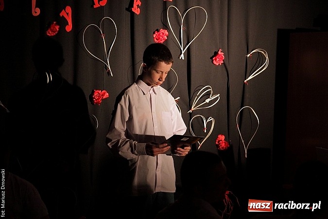 Zdjęcie w galerii na portalu naszraciborz.pl: Wiecz&oacute;r poezji, czyli dzień zakochanych w poprawczaku wiadomości z regionu