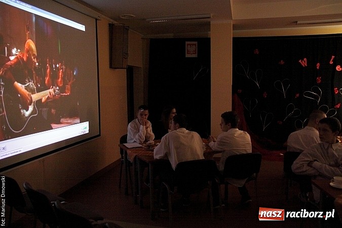 Zdjęcie w galerii na portalu naszraciborz.pl: Wiecz&oacute;r poezji, czyli dzień zakochanych w poprawczaku wiadomości z regionu