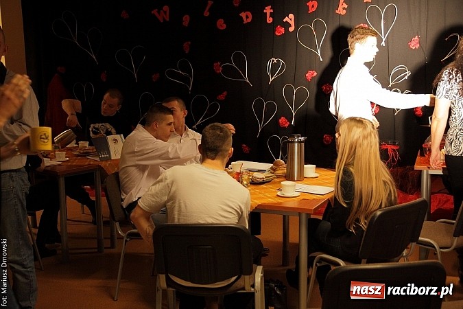 Zdjęcie w galerii na portalu naszraciborz.pl: Wiecz&oacute;r poezji, czyli dzień zakochanych w poprawczaku wiadomości z regionu