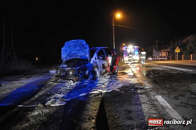 Zdjęcie w galerii na portalu naszraciborz.pl: Na drodze wojewódzkiej nr 919 w miejscowości Babice podczas jazdy zapalił się golf wiadomości z regionu