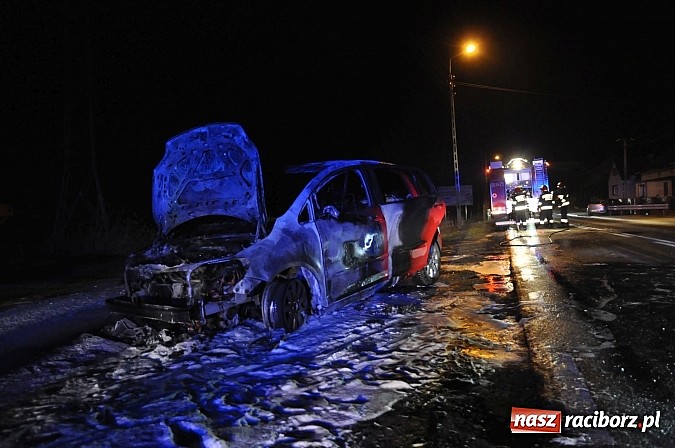 Zdjęcie w galerii na portalu naszraciborz.pl: Na drodze wojewódzkiej nr 919 w miejscowości Babice podczas jazdy zapalił się golf wiadomości z regionu
