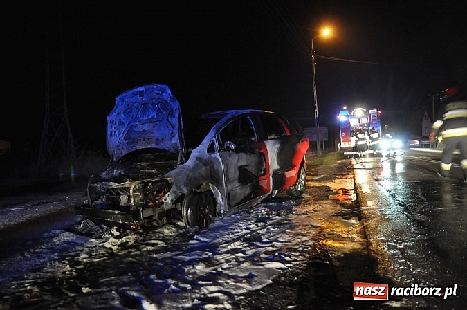 Zdjęcie w galerii na portalu naszraciborz.pl: Na drodze wojewódzkiej nr 919 w miejscowości Babice podczas jazdy zapalił się golf wiadomości z regionu