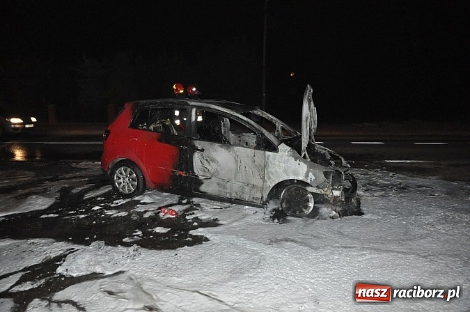 Zdjęcie w galerii na portalu naszraciborz.pl: Na drodze wojewódzkiej nr 919 w miejscowości Babice podczas jazdy zapalił się golf wiadomości z regionu