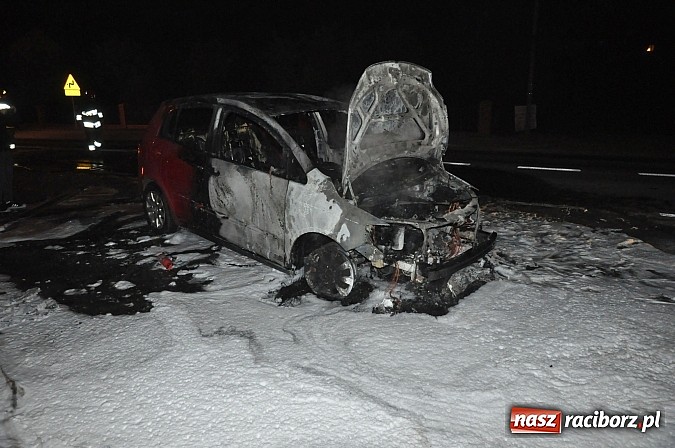 Zdjęcie w galerii na portalu naszraciborz.pl: Na drodze wojewódzkiej nr 919 w miejscowości Babice podczas jazdy zapalił się golf wiadomości z regionu