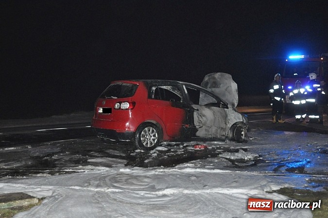 Zdjęcie w galerii na portalu naszraciborz.pl: Na drodze wojewódzkiej nr 919 w miejscowości Babice podczas jazdy zapalił się golf wiadomości z regionu