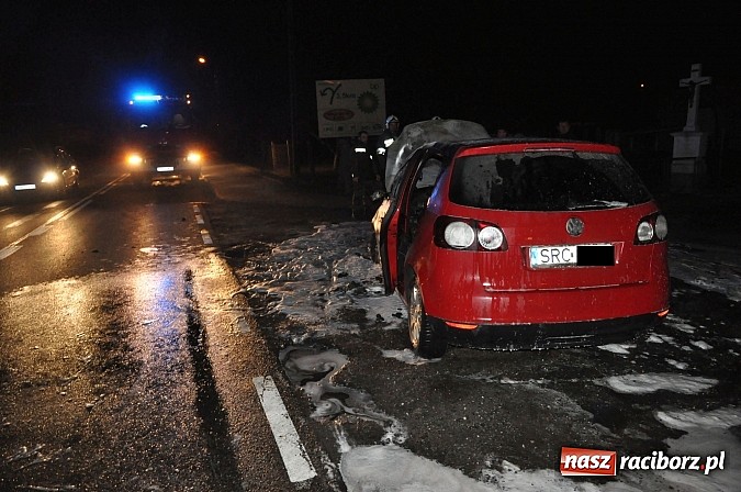 Zdjęcie w galerii na portalu naszraciborz.pl: Na drodze wojewódzkiej nr 919 w miejscowości Babice podczas jazdy zapalił się golf wiadomości z regionu