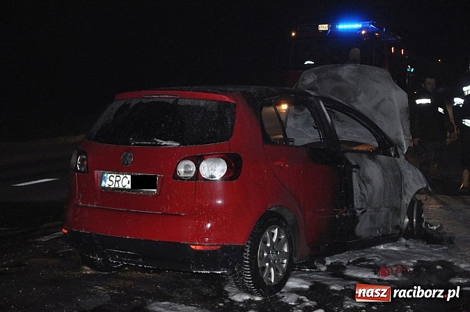 Zdjęcie w galerii na portalu naszraciborz.pl: Na drodze wojewódzkiej nr 919 w miejscowości Babice podczas jazdy zapalił się golf wiadomości z regionu