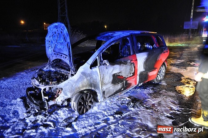 Zdjęcie w galerii na portalu naszraciborz.pl: Na drodze wojewódzkiej nr 919 w miejscowości Babice podczas jazdy zapalił się golf wiadomości z regionu