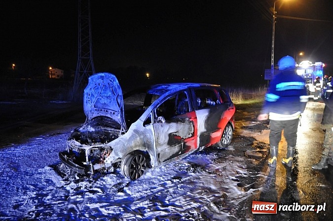 Zdjęcie w galerii na portalu naszraciborz.pl: Na drodze wojewódzkiej nr 919 w miejscowości Babice podczas jazdy zapalił się golf wiadomości z regionu