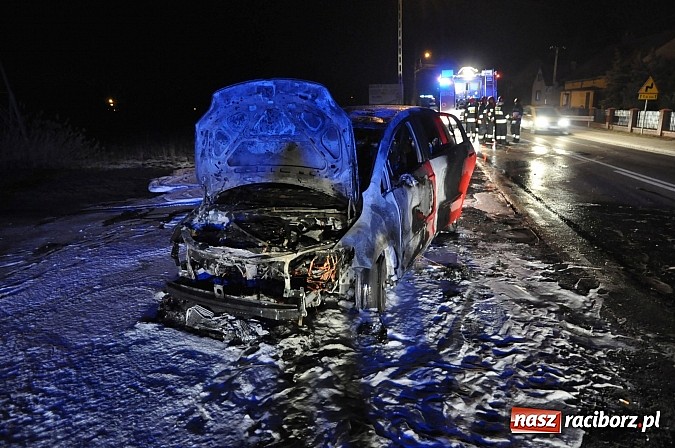 Zdjęcie w galerii na portalu naszraciborz.pl: Na drodze wojewódzkiej nr 919 w miejscowości Babice podczas jazdy zapalił się golf wiadomości z regionu