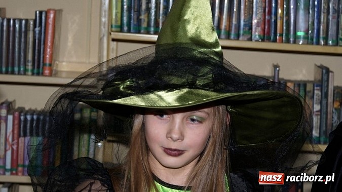 Zdjęcie w galerii na portalu naszraciborz.pl: Bal w… Hogwarcie na koniec ferii w bibliotece wiadomości z regionu