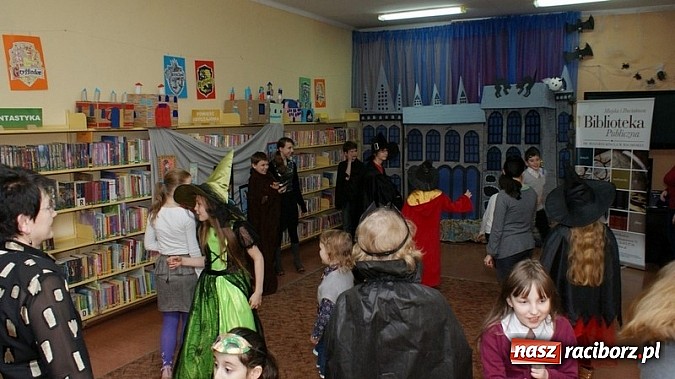 Zdjęcie w galerii na portalu naszraciborz.pl: Bal w… Hogwarcie na koniec ferii w bibliotece wiadomości z regionu