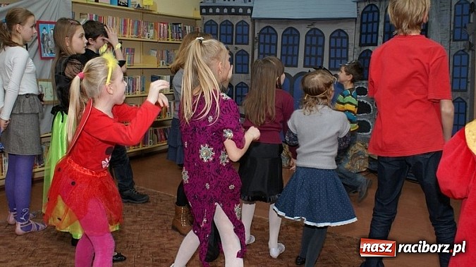 Zdjęcie w galerii na portalu naszraciborz.pl: Bal w… Hogwarcie na koniec ferii w bibliotece wiadomości z regionu