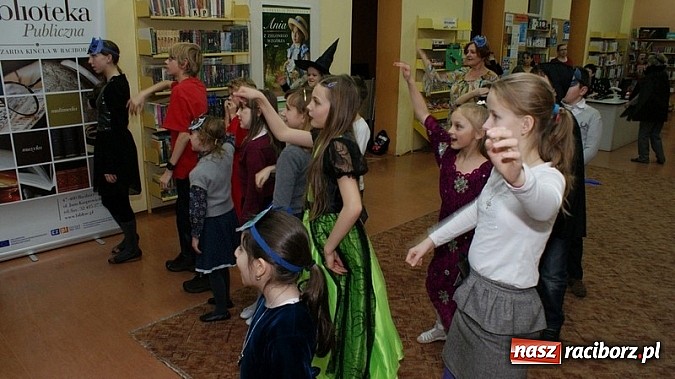 Zdjęcie w galerii na portalu naszraciborz.pl: Bal w… Hogwarcie na koniec ferii w bibliotece wiadomości z regionu