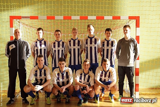 Zdjęcie w galerii na portalu naszraciborz.pl: Puchar starosty w rękach raciborskiej Unii wiadomości z regionu