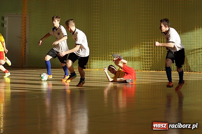 Zdjęcie w galerii na portalu naszraciborz.pl: Puchar starosty w rękach raciborskiej Unii wiadomości z regionu