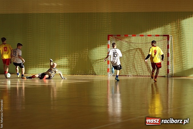 Zdjęcie w galerii na portalu naszraciborz.pl: Puchar starosty w rękach raciborskiej Unii wiadomości z regionu