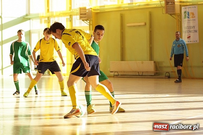 Zdjęcie w galerii na portalu naszraciborz.pl: Puchar starosty w rękach raciborskiej Unii wiadomości z regionu