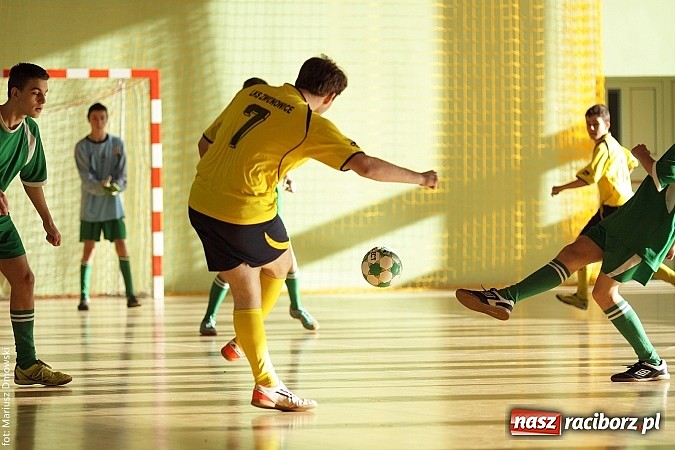 Zdjęcie w galerii na portalu naszraciborz.pl: Puchar starosty w rękach raciborskiej Unii wiadomości z regionu